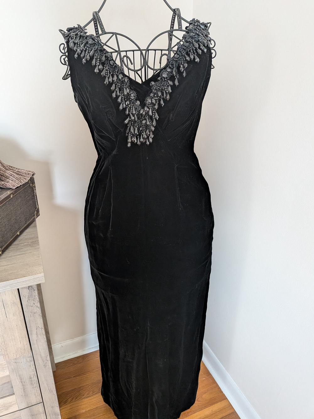 Vintage 1950s Black Velvet Evening Gown – Heavy Beaded Teardrop V-Neck